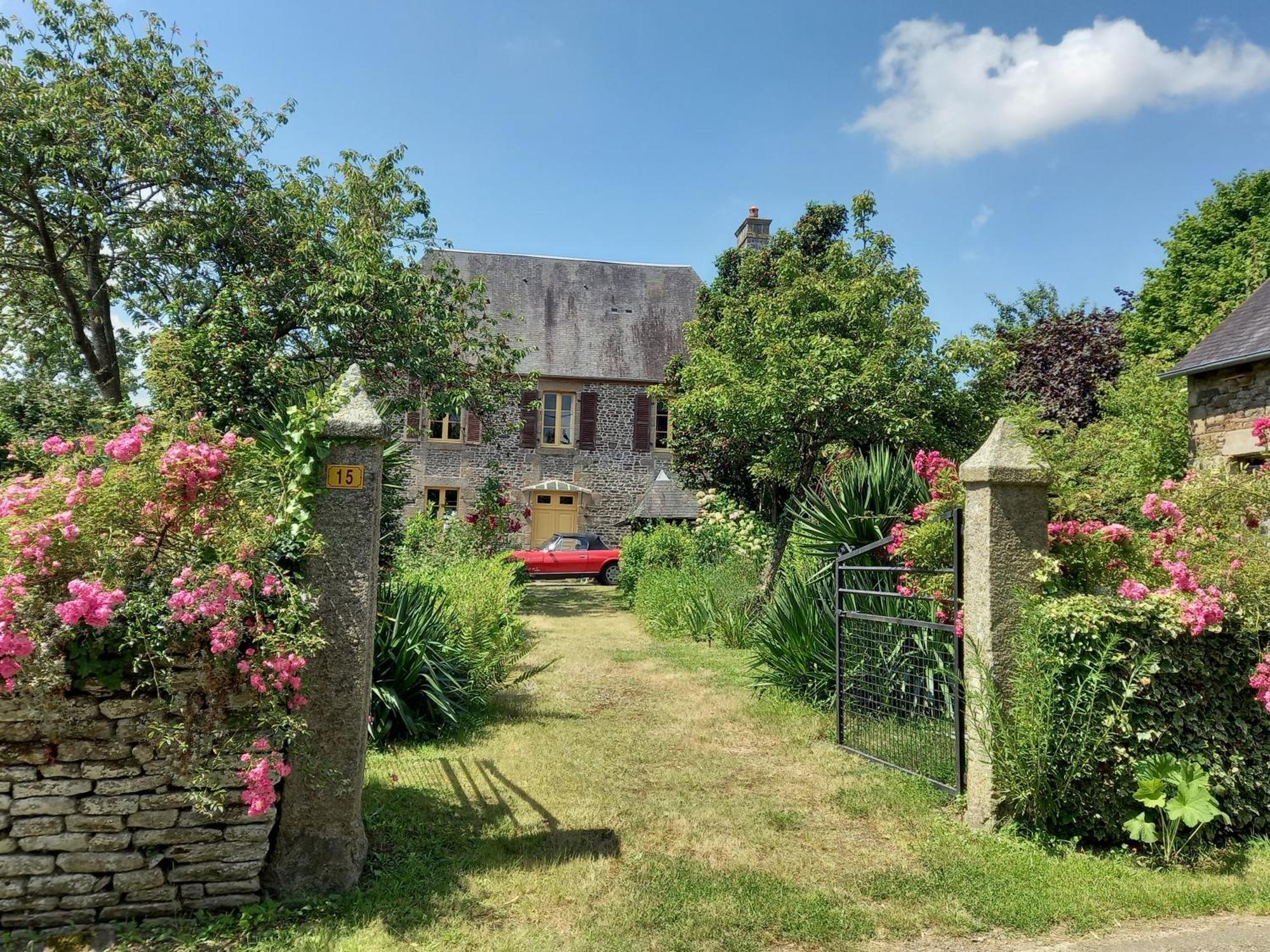 Isigny-le-BuatLe Petit Manoir住宿加早餐旅馆 外观 照片